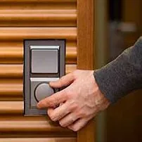 Hand bet&auml;tigt einen Lichtschalter